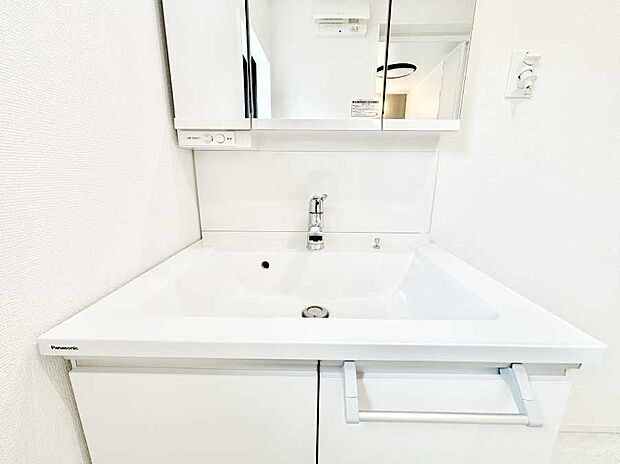 【その他設備(シャワー水栓洗面化粧台)】ハンドシャワー付き！使いやすい洗面台。