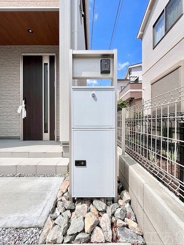 【その他現地】表札・インターホン・ポスト・宅配ＢＯＸをひとつに集約。エントランスになじむシンプルデザイン。