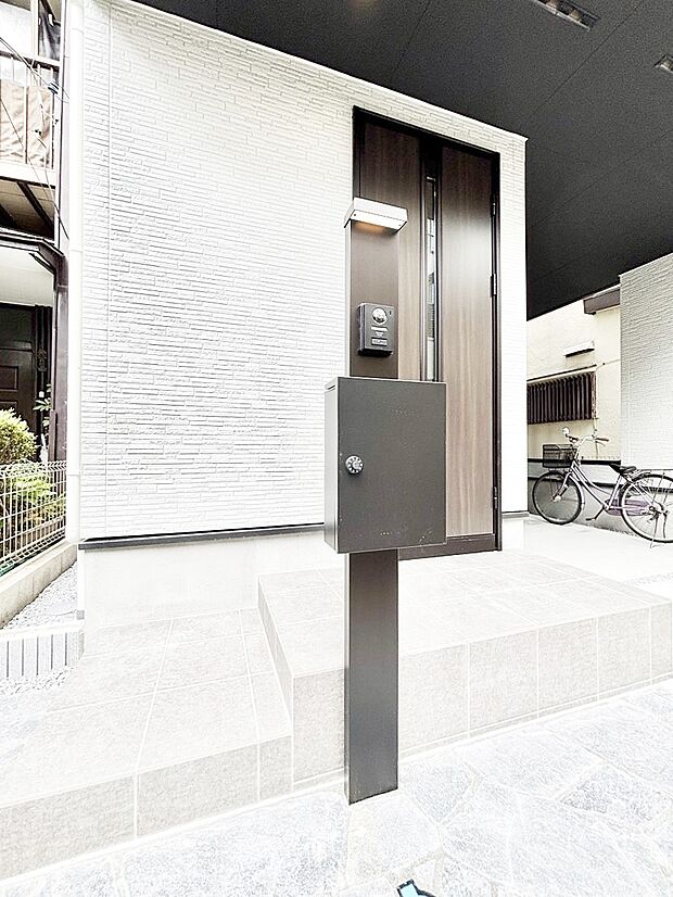 【その他現地】シンプルなデザインのポスト