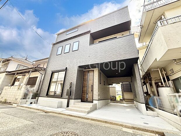 【現地外観写真】上質感あふれる外観デザイン。魅力の住まいを実現。 