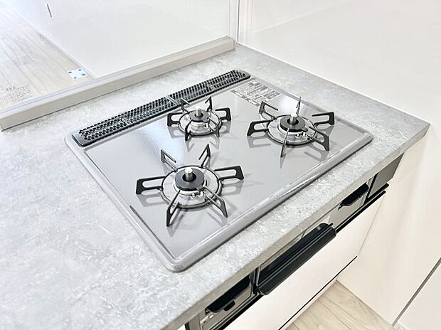 【その他設備(Ｓｉセンサーコンロ)】ガスコンロはＳｉセンサー搭載。火力調節や焦げ付き・消し忘れも防いでくれます。
