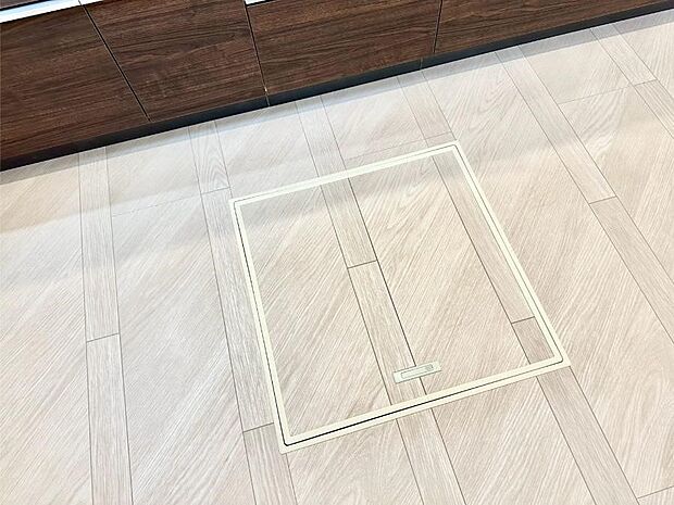 【その他設備(床下収納)】床下収納付き！日用品・非常用品の収納にも大活躍。