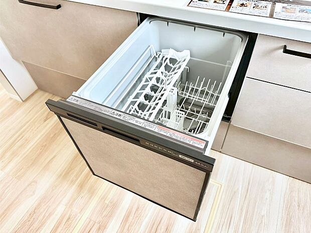 【その他設備(食洗機)】面倒なお片づけは食洗機にお任せ！家事の負担が減って、時間にも気持ちにもゆとりができます。
