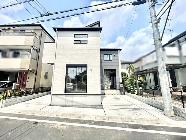 【現地外観写真】洗練された外観、上質な住空間が広がる室内は永く安心して過ごせる住居です。 