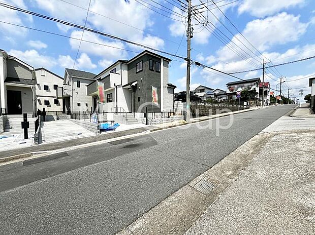 【前面道路含む現地写真】堂々完成！！ ここから始まる新生活を応援いたします！ 