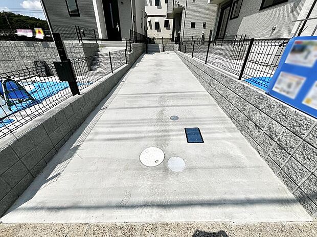 【駐車場】駐車2台可能！急なお客様の駐車に。また、ご家族の自転車スペースとしても大活躍。