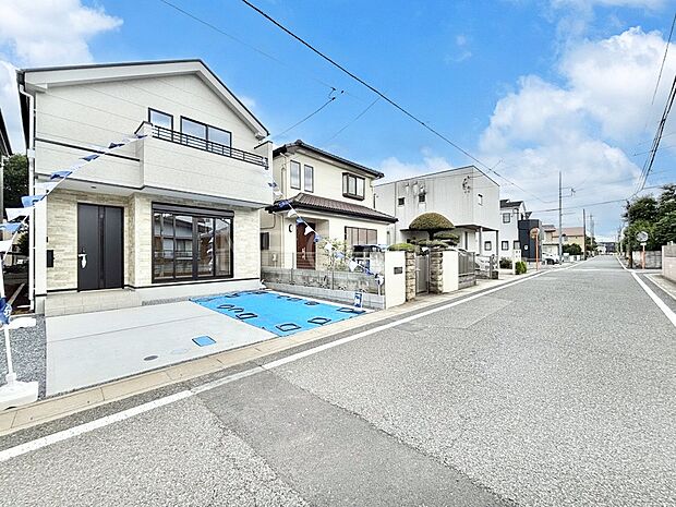【前面道路含む現地写真】見通しの良さとともに、街並みに開放感を与えてくれます。 