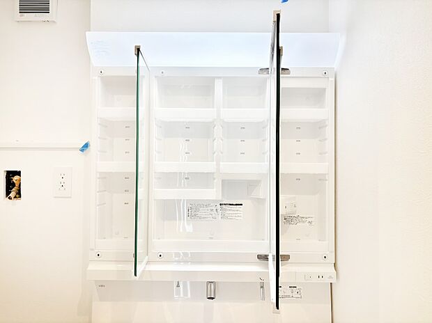 【その他設備(三面鏡裏収納)】三面鏡の裏に、化粧品や衛生用品などを収納可能。洗面台をすっきりと保ちます！