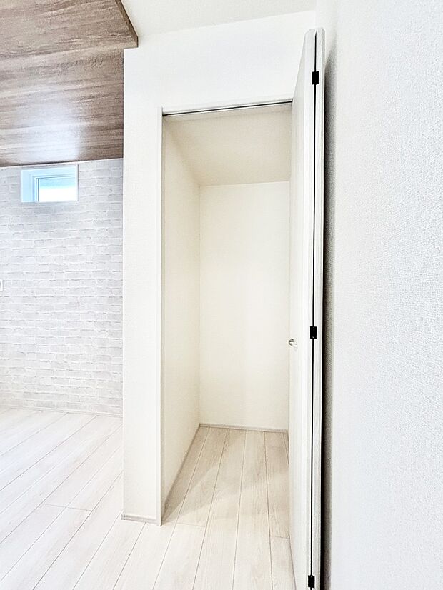 【その他設備(キッチン横収納)】キッチン横の収納はパントリーとしても利用できます