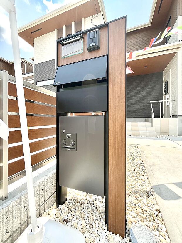 【その他現地】シンプルデザインのポスト。