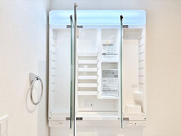 【その他設備(三面鏡裏収納)】三面鏡の裏に、化粧品や衛生用品などを収納可能。洗面台をすっきりと保ちます！
