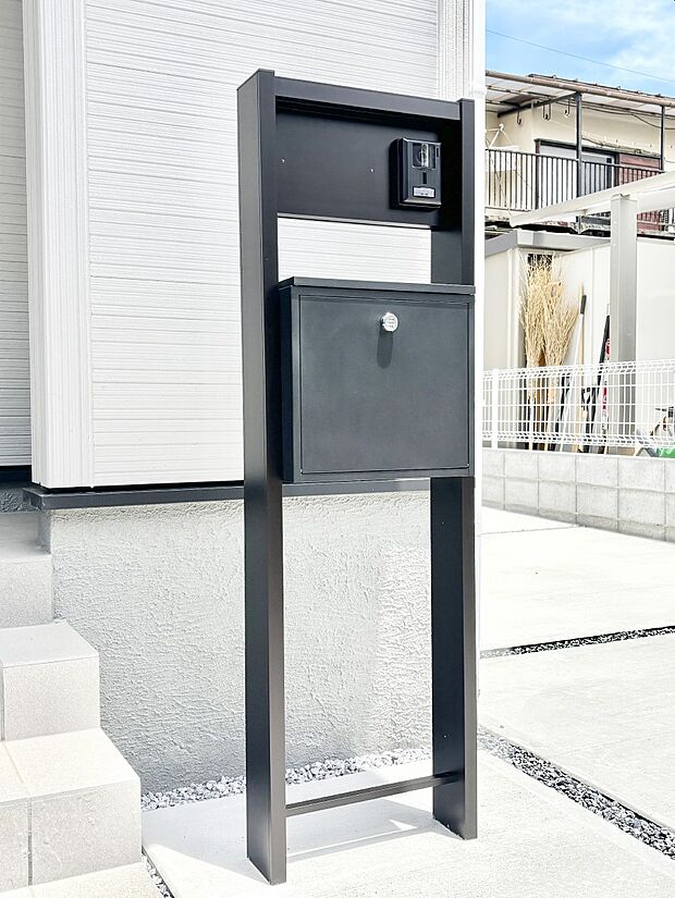 【その他現地】シンプルなデザインのポスト