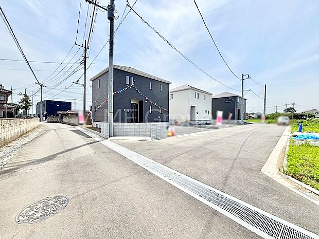 【前面道路含む現地写真】角地なので日当たりも良く、お家が堂々として見えます。