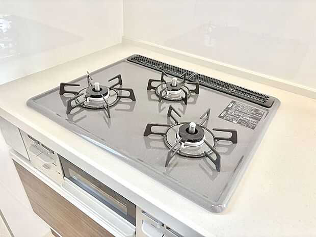 【その他設備(Siセンサーコンロ)】ガスコンロはSiセンサー搭載。火力調節や焦げ付き・消し忘れも防いでくれます。
