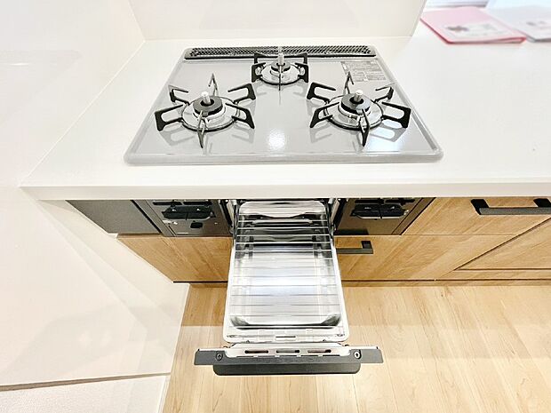 【その他設備(三ツ口コンロ)】三口ガスコンロでお料理が一気にはかどりそう  　