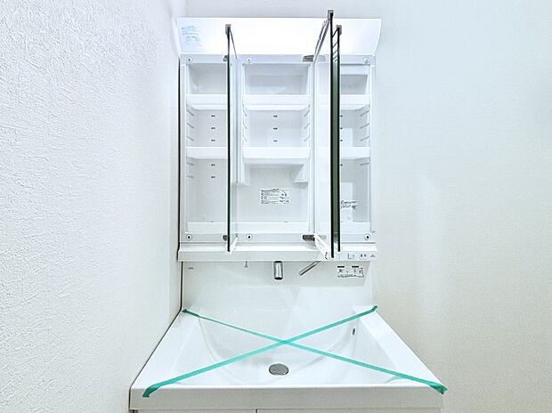 【その他設備(三面鏡裏収納)】三面鏡の裏に、化粧品や衛生用品などを収納可能。洗面台をすっきりと保ちます！