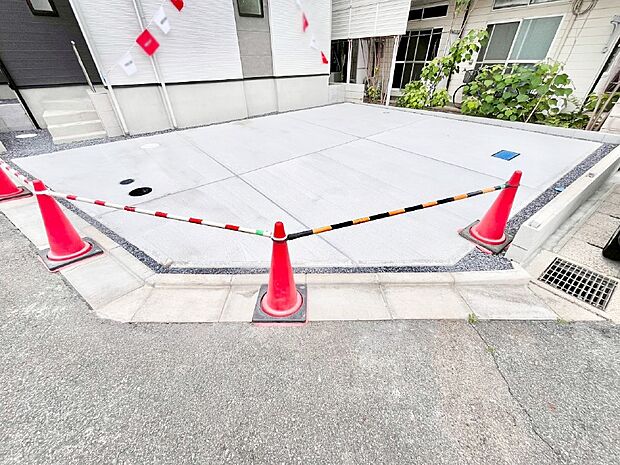 【駐車場】駐車2台可能！急なお客様の駐車に。また、ご家族の自転車スペースとしても大活躍。