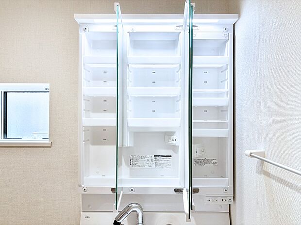 【その他設備(三面鏡裏収納)】三面鏡の裏に、化粧品や衛生用品などを収納可能。洗面台をすっきりと保ちます！