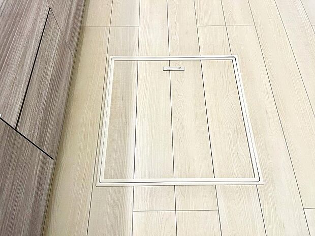 【その他設備(床下収納)】床下収納付き！日用品・非常用品の収納にも大活躍。