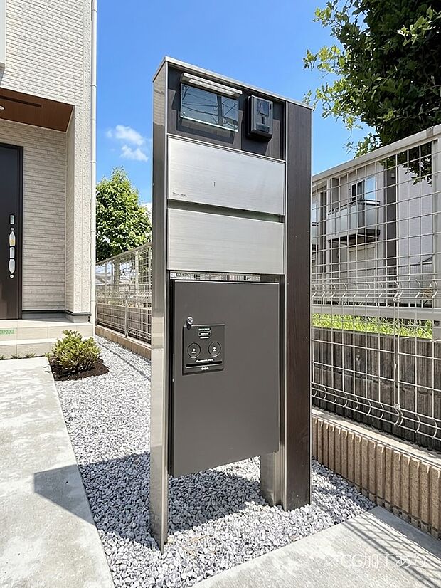 【その他現地】表札・インターホン・ポスト・宅配ＢＯＸをひとつに集約。エントランスになじむシンプルデザイン。