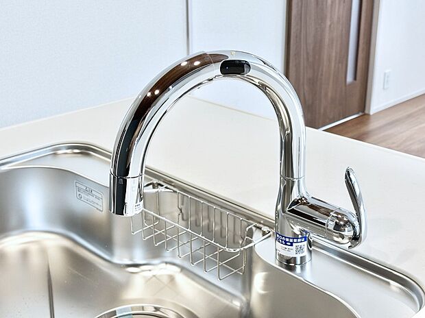 【その他設備(浄水器付きタッチレス水栓)】センサーに手をかざすだけで吐水／止水ができるタッチレス水栓。浄水器付き。