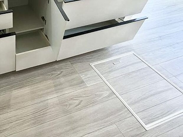 【その他設備(床下収納)】床下収納付き！日用品・非常用品の収納にも大活躍。