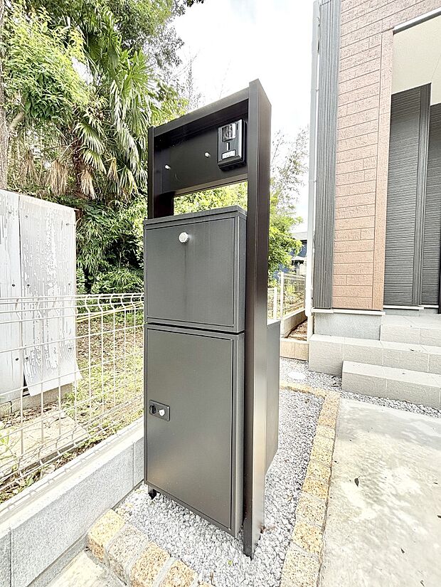【その他現地】シンプルデザインのポスト。