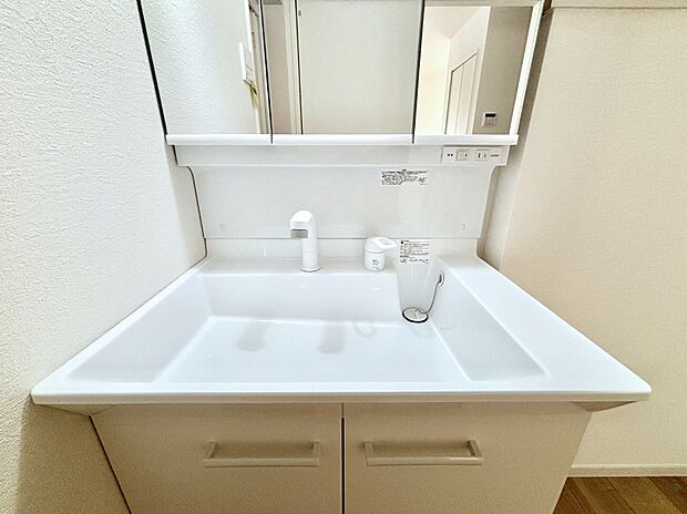【その他設備(シャワー水栓)】ハンドシャワー付き！使いやすい洗面台。