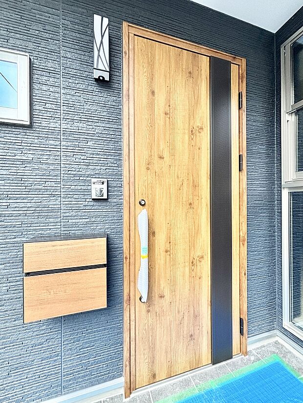 【玄関】住まいの顔を演出する、玄関ドア。 