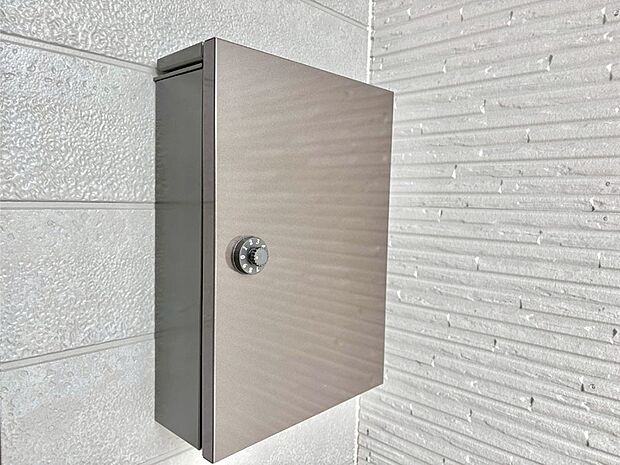 【その他現地】シンプルデザインのポスト。