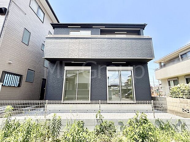 【現地外観写真】たっぷりの陽光と開放感に包まれる明るい住まい