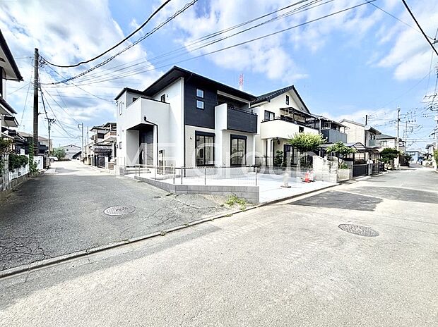 【前面道路含む現地写真】角地なので日当たりも良く、お家が堂々として見えます。