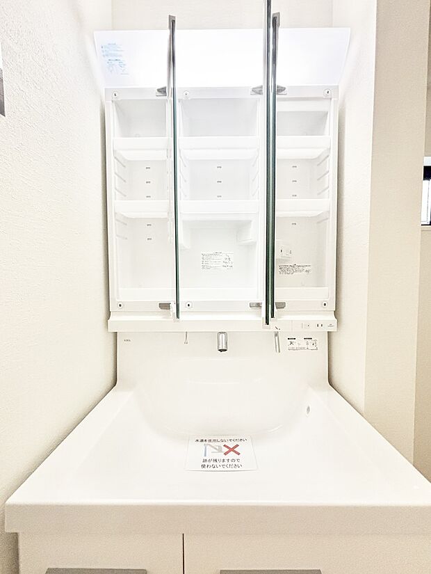 【その他設備(三面鏡裏収納)】三面鏡の裏に、化粧品や衛生用品などを収納可能。洗面台をすっきりと保ちます!