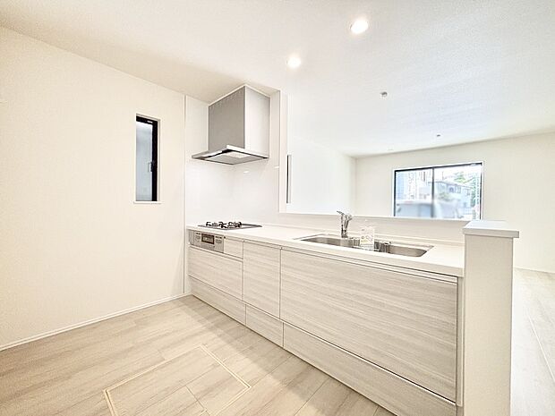 【キッチン】爽やかな風が通り抜けるキッチン。窓があるので明るく換気にも役立ちます。