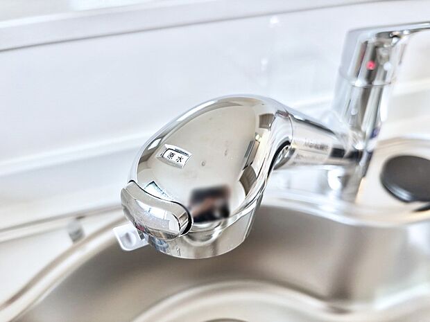 【その他設備(浄水器)】いつでも清潔なおいしいお水を。一つの水栓で水道水と浄水を使い分け。