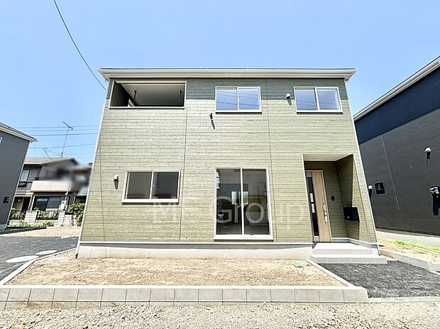 【現地外観写真】洗練された外観、上質な住空間が広がる室内は永く安心して過ごせる住居です。 