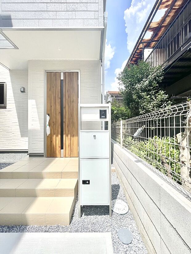 【その他現地】シンプルデザインのポスト。