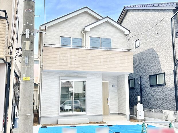 【現地外観写真】開放感溢れる広々リビングで家族団らんが楽しめるマイホーム