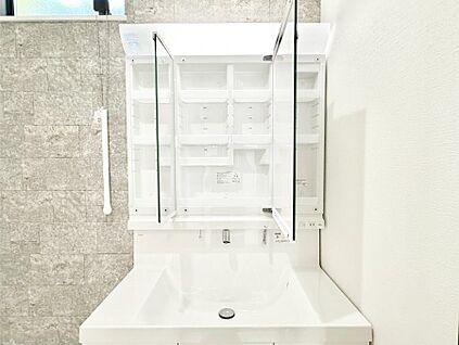 その他設備(三面鏡裏収納)