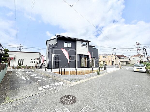 【前面道路含む現地写真】開放感あふれる全方位角地で、日当たり・通風良好です！