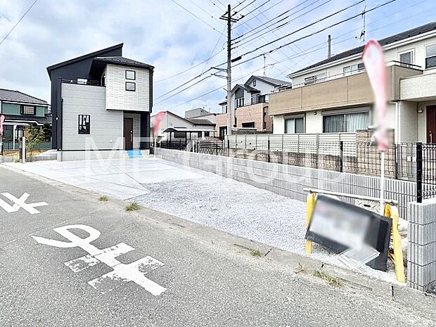 【駐車場】3台（車種による）駐車可！ご家族みんなの自転車も置ける広々カースペース。