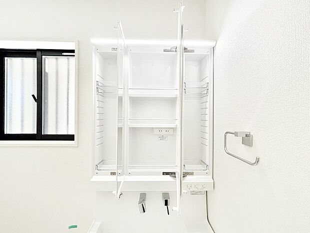 【その他設備(三面鏡裏収納)】三面鏡の裏に、化粧品や衛生用品などを収納可能。洗面台をすっきりと保ちます!
