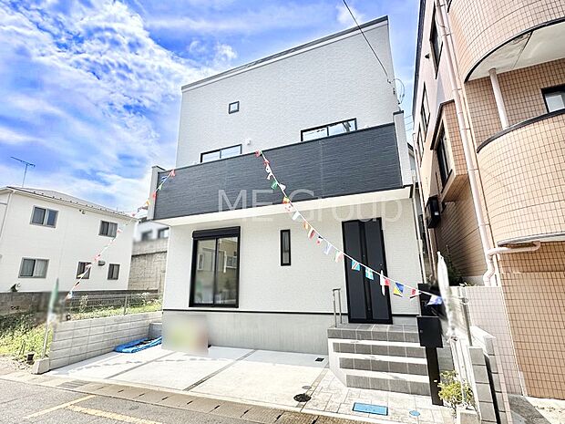 【現地外観写真】洗練された外観、上質な住空間が広がる室内は永く安心して過ごせる住居です。