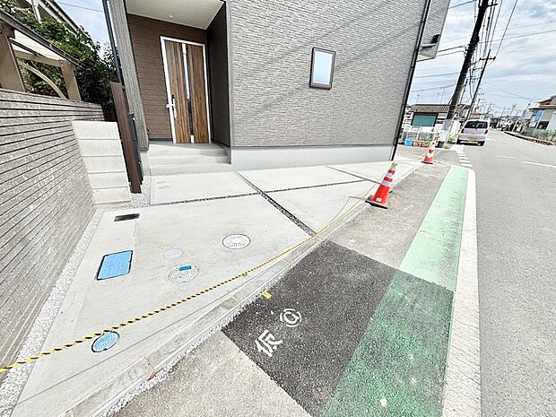 【駐車場】駐車2台可能！急なお客様の駐車に。また、ご家族の自転車スペースとしても大活躍。