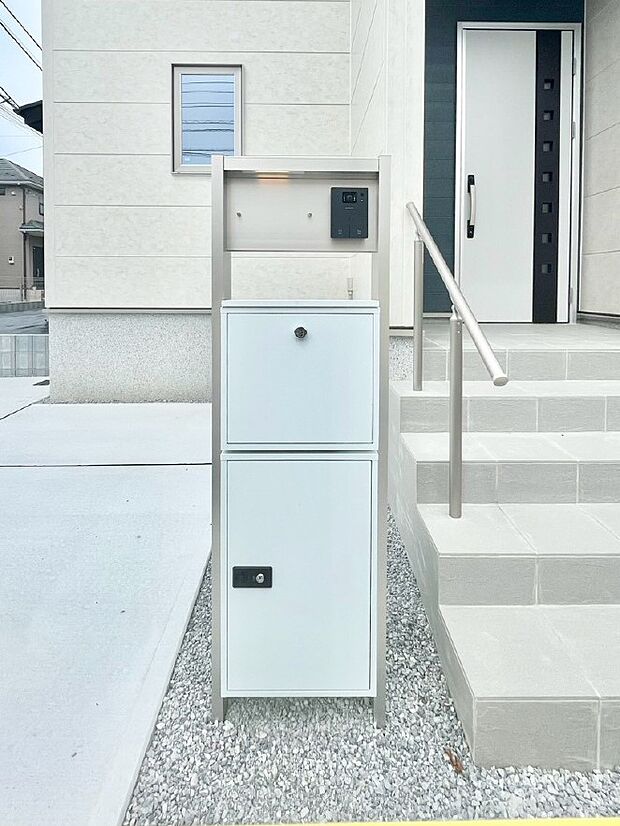【その他現地】表札・インターホン・ポスト・宅配BOXをひとつに集約。エントランスになじむシンプルデザイン。