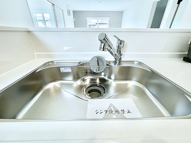 【その他設備(浄水器)】いつでも清潔なおいしいお水を。一つの水栓で水道水と浄水を使い分け。
