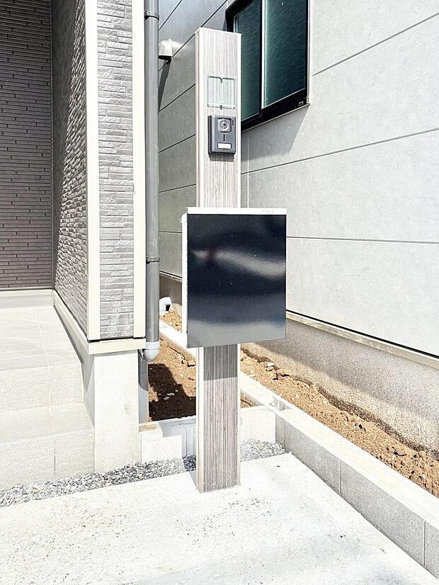 【その他現地】シンプルデザインのポスト。