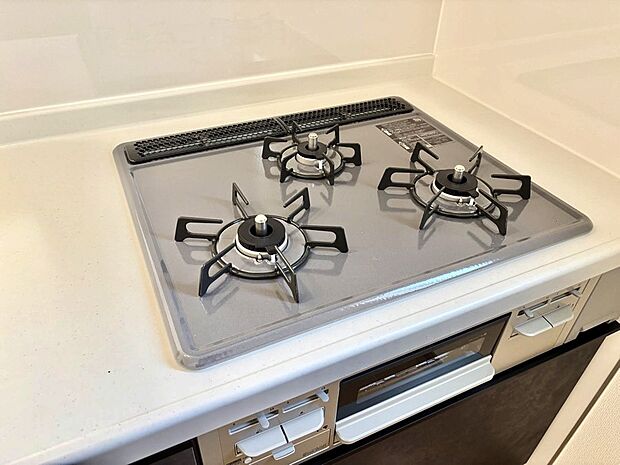 【その他設備(Siセンサーコンロ)】ガスコンロはSiセンサー搭載。火力調節や焦げ付き・消し忘れも防いでくれます。