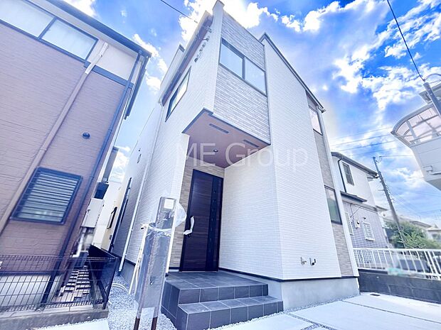 【現地外観写真】たっぷりの陽光と開放感に包まれる明るい住まい