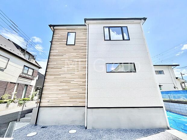 【現地外観写真】洗練された外観、上質な住空間が広がる室内は永く安心して過ごせる住居です。